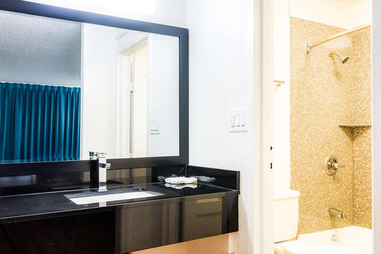 אשבורו Econo Lodge מראה חיצוני תמונה