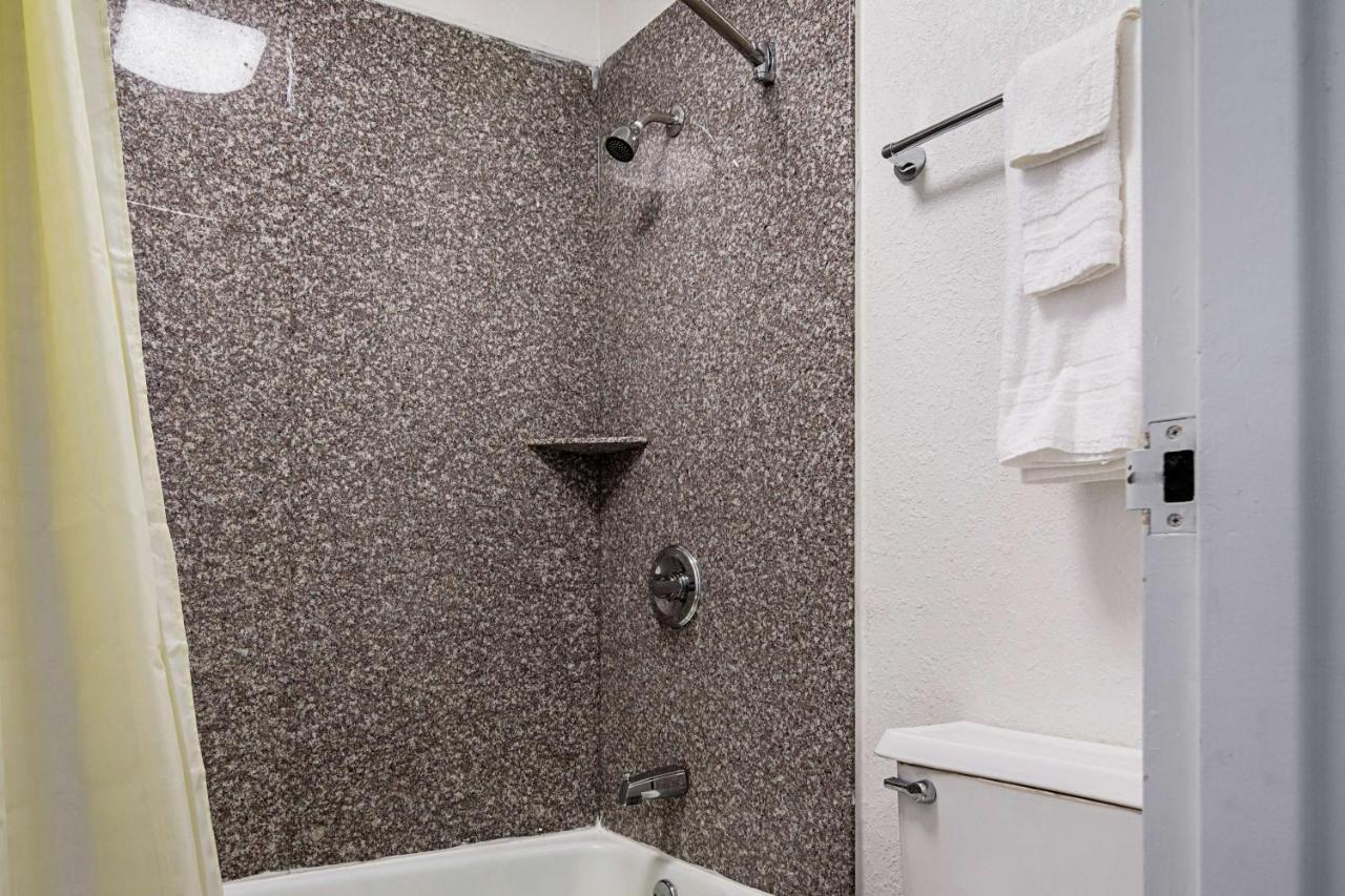אשבורו Econo Lodge מראה חיצוני תמונה